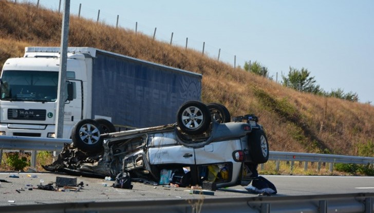 Водачът е загубил контрол над колата и се ударил в мантинелата вдясно. Лекият автомобил се преобърнал по таван на платното Водачът е загубил контрол над колата и се ударил в мантинелата вдясно. Лекият автомобил се преобърнал по таван на платното