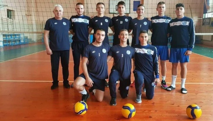 След като надиграха категорично отбора на „Левски“ /Карлово/ с 3:0 гейма в първия мач, след много битка и мъжка игра русенци победиха и домакините от „Виктория Волей“ с 3:1 След като надиграха категорично отбора на „Левски“ /Карлово/ с 3:0 гейма в първия мач, след много битка и мъжка игра русенци победиха и домакините от „Виктория Волей“ с 3:1