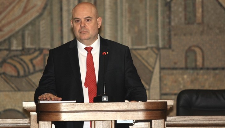 Въпросите са общо 29 и освен към главния прокурор, са насочени и към премиера, правосъдния министър и правителството Въпросите са общо 29 и освен към главния прокурор, са насочени и към премиера, правосъдния министър и правителството