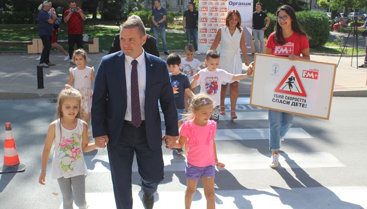 Кметът учи децата как да пресичат правилно на пешеходна пътека