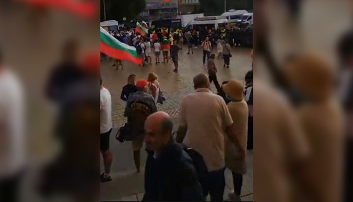 Първите демонстранти започнаха да се събират около 7 часа Първите демонстранти започнаха да се събират около 7 часа