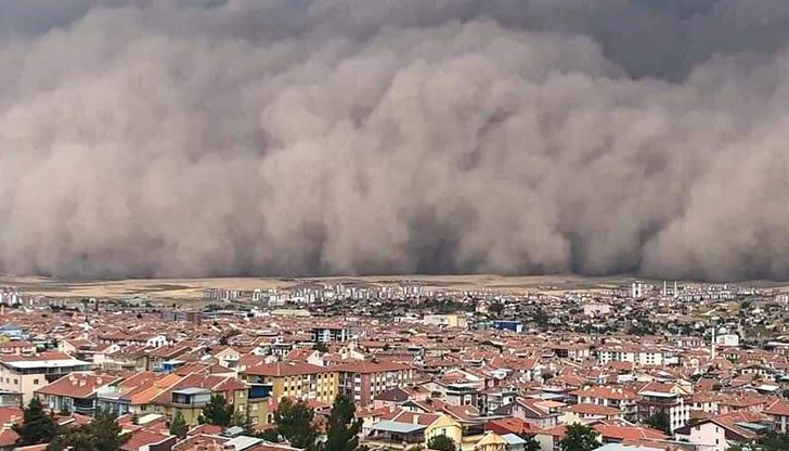 Впечатляващи видеа показват голям бежов облак прах, обгръщащ сгради