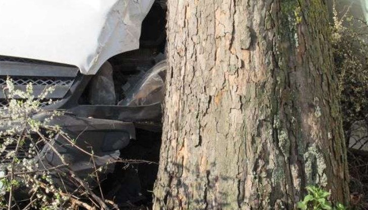 Починал е 21-годишен пътник, а шофьорът на катастрофиралия автомобил е с опасност за живота Починал е 21-годишен пътник, а шофьорът на катастрофиралия автомобил е с опасност за живота