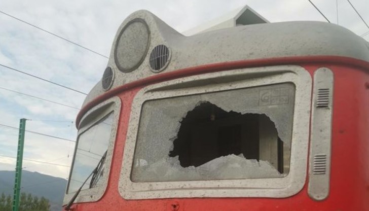 Неизвестно говедо е хвърлило голям камък в движение е разбил предното стъкло на движещ се бърз влак от София за Бургас