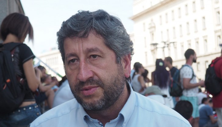 Протестът има страхотна енергия – толкова много хора на дневен протест, аз не съм виждал. Гневът на хората не само не е затихнал, а се увеличава. Чутото днес в парламента само ще налее масло в огъня Протестът има страхотна енергия – толкова много хора на дневен протест, аз не съм виждал. Гневът на хората не само не е затихнал, а се увеличава. Чутото днес в парламента само ще налее масло в огъня