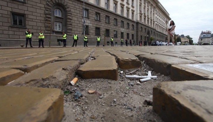 Плачете за кръвта по тях, която няма как да бъде отмита. Кръвта на децата и бащите ви от двете страни на барикадата