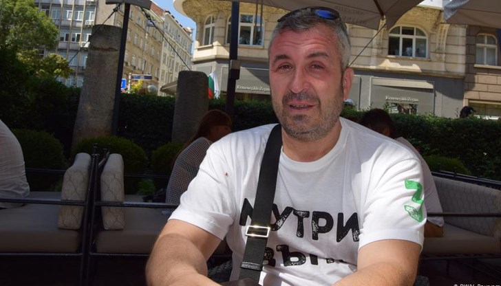 Георги Дренчев от четири години живее във Виена - защото демокрацията в България не му е достатъчна. Той е едно от хилядите лица на протеста