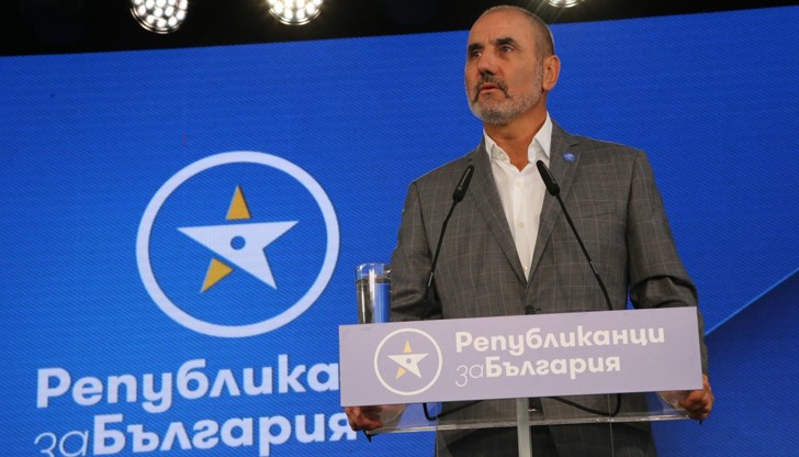 Истина е, че зестрата му от „предишния живот” е плачевна – апартаменти, подслушвания, репресии, верноподаничество към Вожда, милиционерски интелект…; като чуят, че претендира да е алтернатива, българите се хващат за главата