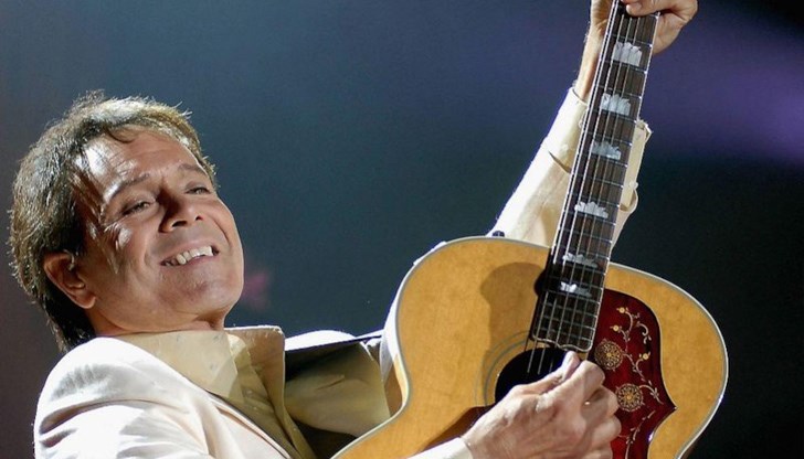 Авторът на хита "Devil Woman" ще стане на 80 години на 14 октомври и за да отбележи юбилея е записал две нови песни - "Falling For You" and "PS Please" за албума "Music... The Air That I Breathe" Авторът на хита "Devil Woman" ще стане на 80 години на 14 октомври и за да отбележи юбилея е записал две нови песни - "Falling For You" and "PS Please" за албума "Music... The Air That I Breathe"