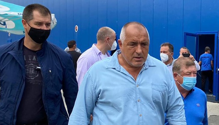 И да се молим да вали, не само в София, валеше, валеше, а тука няма капка дъжд И да се молим да вали, не само в София, валеше, валеше, а тука няма капка дъжд