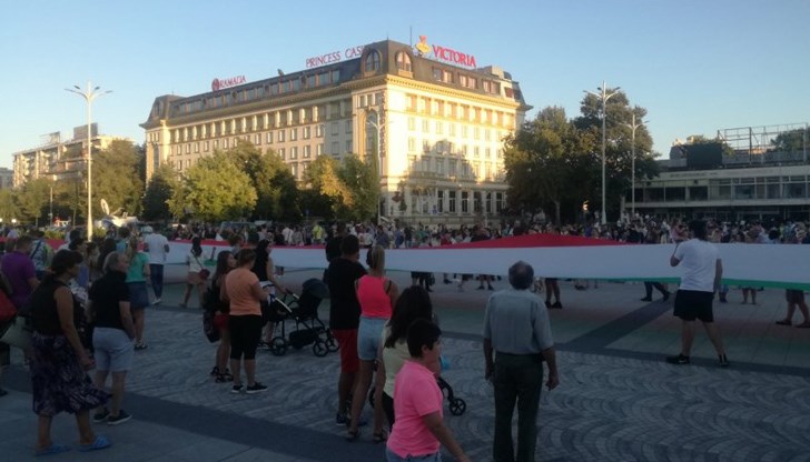 Десетки доброволци понесоха 50-метрово знаме на шествието