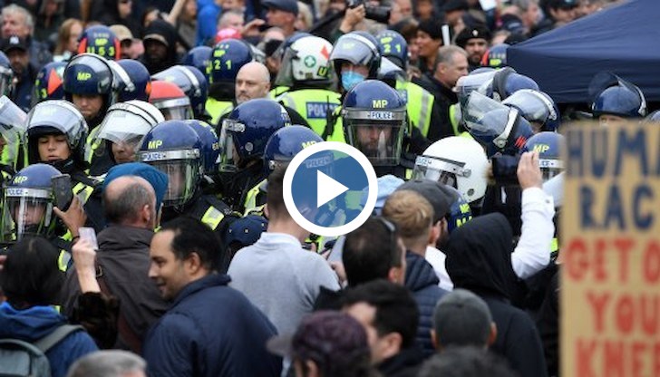 Демонстрантите хвърляха камъни по униформените, а те отговориха с палки. Няколко полицаи са ранени