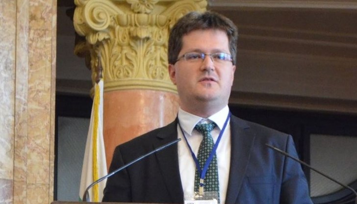 Доц.Белов:"Участвам в каквато и да е форма на протест за първи път в живота си. Надявам се и за последен. Правя го, за да мога да погледна в очите студентите, на които по убеждение внушавам, че демокрацията и правовата държава си заслужават" Доц.Белов:"Участвам в каквато и да е форма на протест за първи път в живота си. Надявам се и за последен. Правя го, за да мога да погледна в очите студентите, на които по убеждение внушавам, че демокрацията и правовата държава си заслужават"