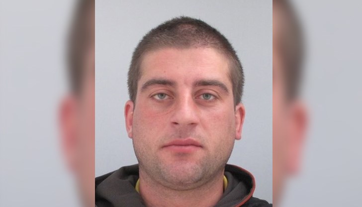 Мъжът е висок около 185 см, слабо телосложение, дълга кестенява коса, със сини очи Мъжът е висок около 185 см, слабо телосложение, дълга кестенява коса, със сини очи