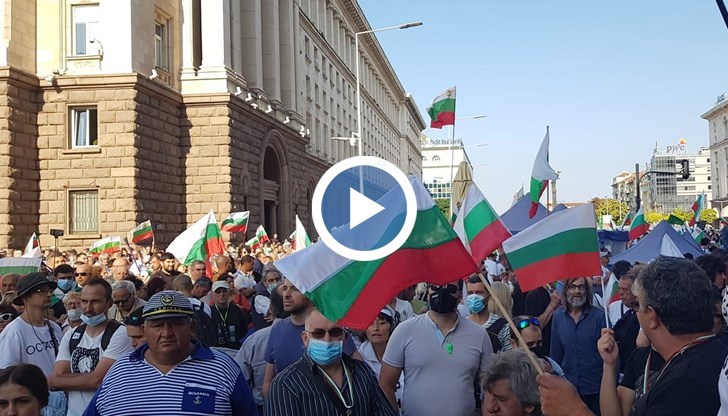 Събраните от ГЕРБ 120 подписа за внасяне на проекта на нова конституция не само че не успокоиха протестиращите, но дори ги амбицираха за още по-категорично настояване за оставка