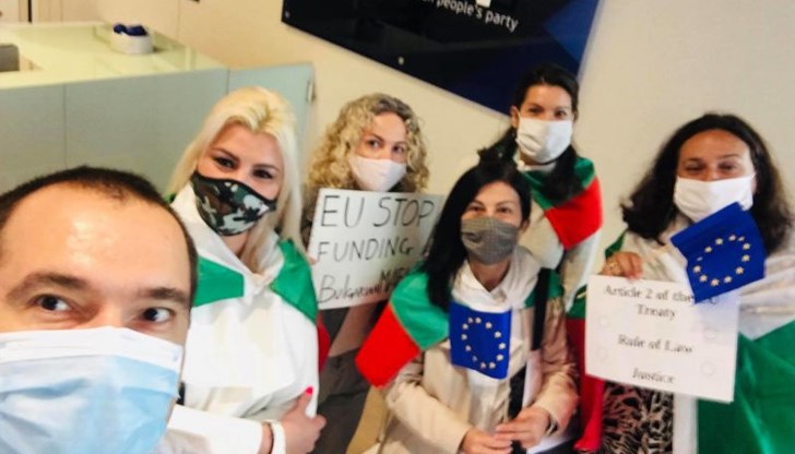 Доналд Туск отказа да приеме протестиращи българи в Белгия, те му изпратиха куп въпроси Доналд Туск отказа да приеме протестиращи българи в Белгия, те му изпратиха куп въпроси