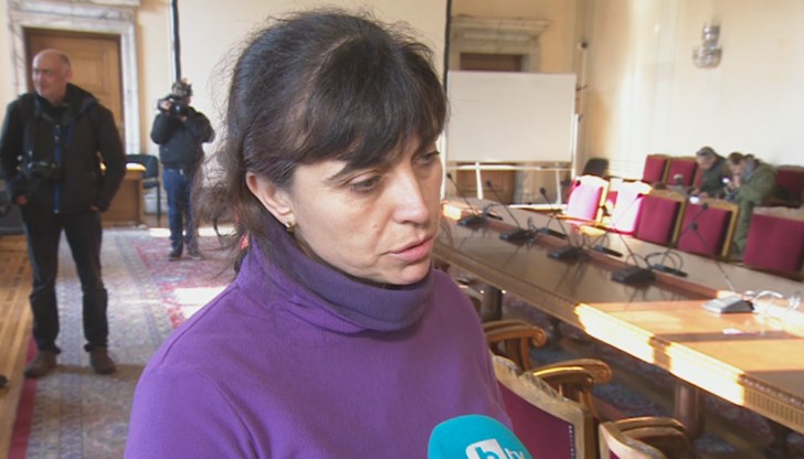 Става въпрос за Бойка Анастасова, станала известна като медсестрата, стояла на перваза на Партийния дом