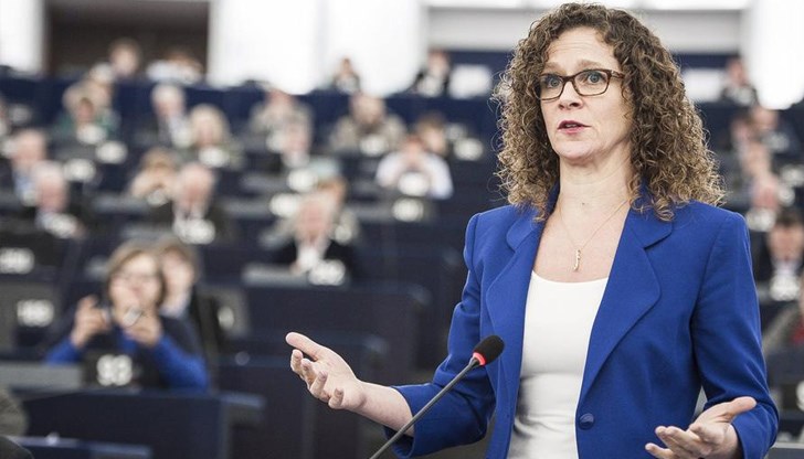 Софи инт Велд е евродепутатка от нидерландската партия и председател на Групата за наблюдение на демокрацията, принципите на правовата държава и основните права