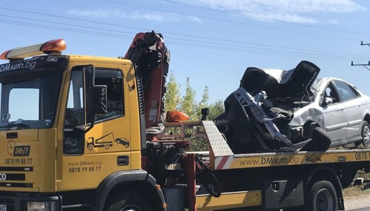 Предната част на катастрофиралия автомобил е смачкан до неузнаваемост