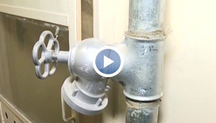 По закон блокът трябва да има противопожарна инсталация. Затова, когато старата изгнила, те започнали да изграждат новата. Стигайки до хидрофора, от Софийска вода отказали да вържат блока за хидрофорната уредба