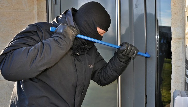 В хода на проведеното разследване полицаите установили, че автор на посегателството е близък до семейството млад мъж, който успял да проникне в къщата и да отмъкне спестените пари