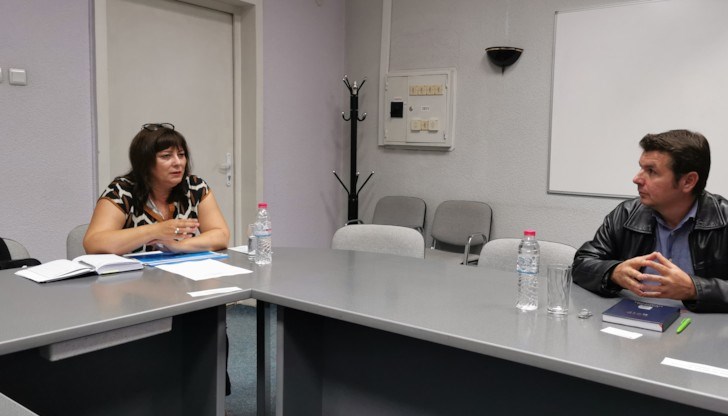 Стажантската програма продължава 10 месеца  по време на която стажантът получава заплащане в размер на минималната за страната работна заплата