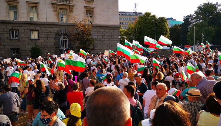 Победата е постижима с няколкодневна всеобща стачка, в която не само огромни множества са изпълнили центровете на големите градове, но се блокира и немалка част от икономиката