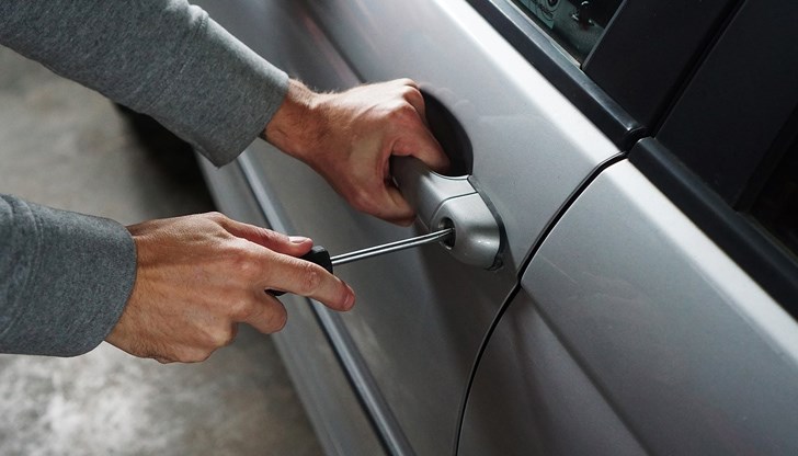 Според първоначалната информация в превозното средство било проникнато през предна лява врата