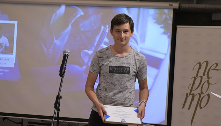 През август Кристиян Юлзари стана най-добрият млад автор в Web Report - конкурс за чиста журналистика