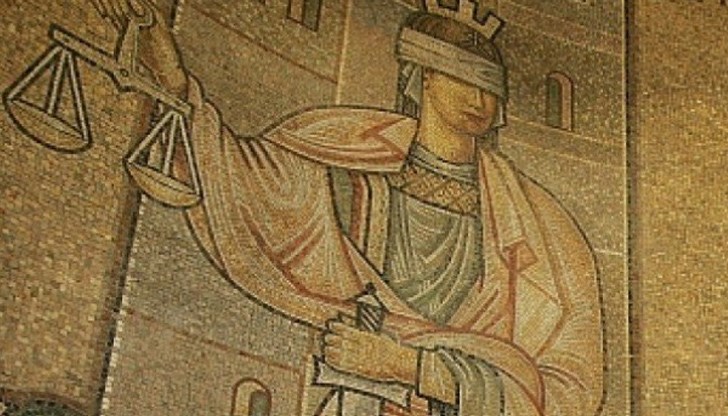 Пред съда обвиняемият се призна за виновен в това, че за времето от 5 до 7 януари т. г. от телефон в затворническото общежитие „Керамична фабрика“ към Затвора във Враца, при условията на продължавано престъпление и опасен рецидив, е направил опит да принуди К. С. да му даде 300 лева Пред съда обвиняемият се призна за виновен в това, че за времето от 5 до 7 януари т. г. от телефон в затворническото общежитие „Керамична фабрика“ към Затвора във Враца, при условията на продължавано престъпление и опасен рецидив, е направил опит да принуди К. С. да му даде 300 лева