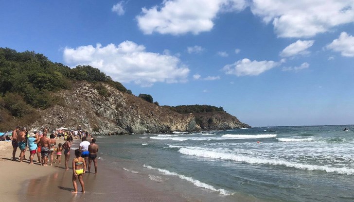 Лодка със спасители от ПБЗН издирват още един човек