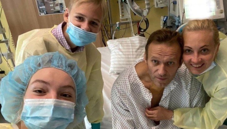 На снимката, публикувана в официалния профил на Навални, той е сниман с жена си Юлия, сина си Захар и дъщеря си Дария