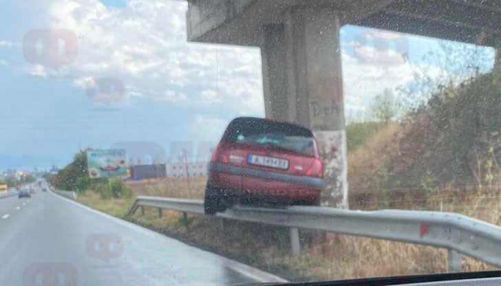 Два леки автомобила, препускащи с несъобразена скорост към входа на Бургас откъм АМ „Тракия”, предизвикаха зрелищна катастрофа