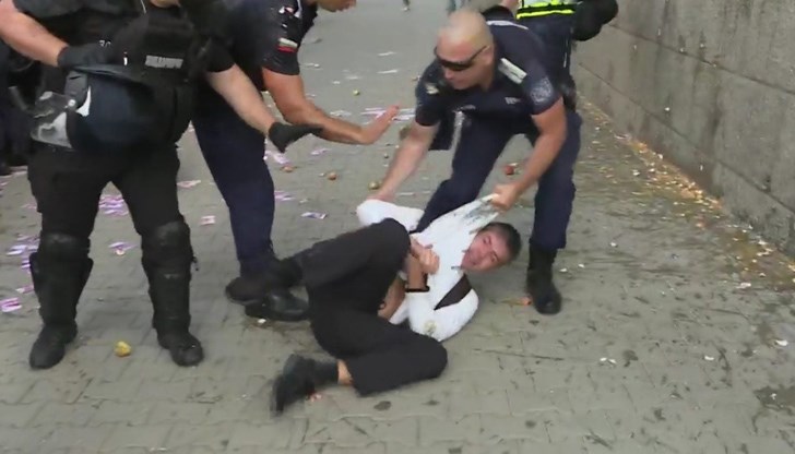 Резултатът от полицейското насилие: счупена кост в коленната става, скъсани менискуси, разкъсани мускулни влакна на подбедрицата с развита тромбоза (кръвни съсиреци) и силен оток на крака