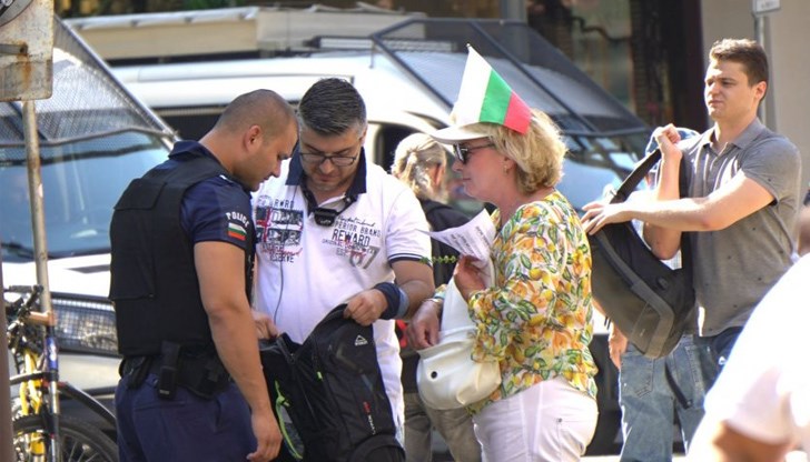 Спират автобуси за пълна проверка, която е отнема часове, обясни Арман Бабикян от Отровното трио