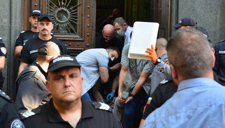 МВР: Категорично не отговаря на истината, че полицаи са извеждали насила протестиращи от НС