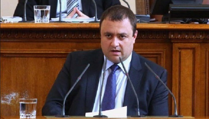 Допуснахте от трибуната да се говорят клевети и то от един “народен представител”, който е осъден на втора инстанция