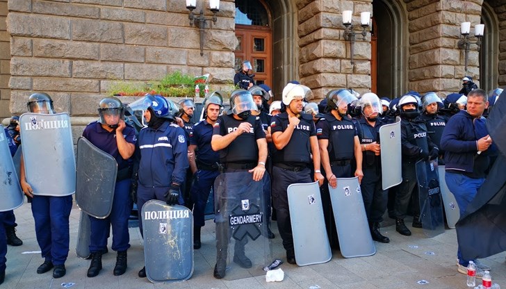 Директорите на областните дирекции ще строяват полицаите и ще ги преглеждат какви са униформите им