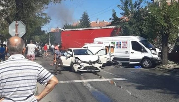 Пътният инцидент е станал на кръговото в града