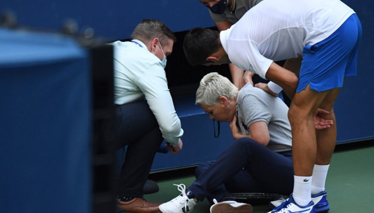 Джокович изпратил топка към дъното на корта и тя уцели по главата една от жените, стоящи на линията