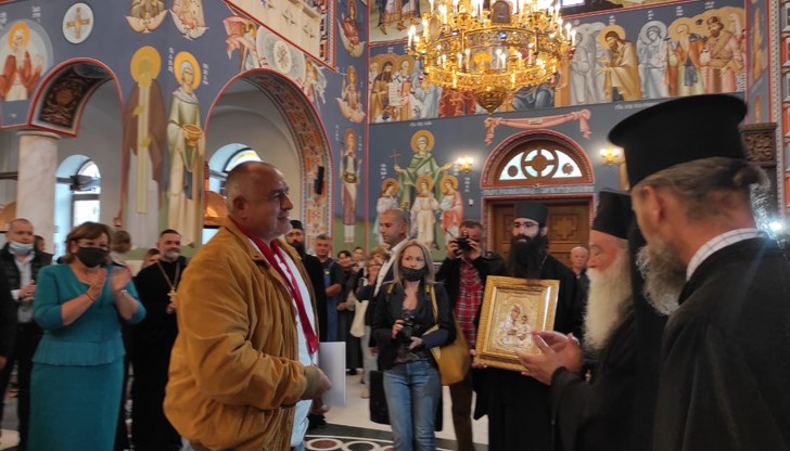 От статуса на Бойко Борисов научавам, че партията, която ръководи е дарила “близо един милион лева” за катедралата в Ловеч