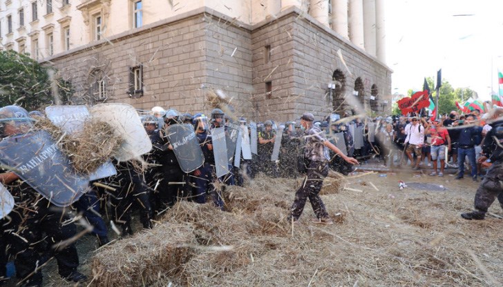 След това сламата бе запалена