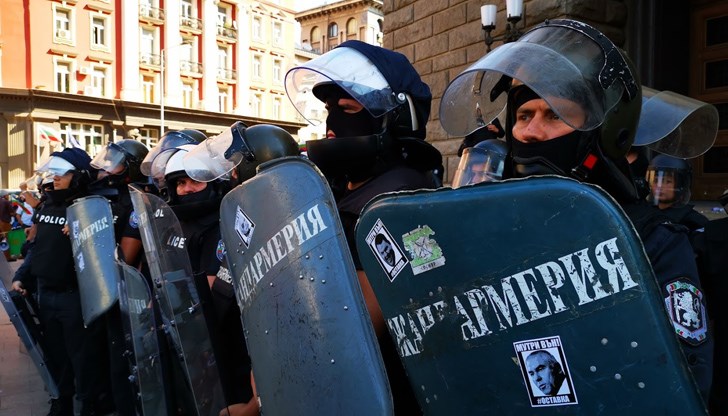 Не забравяйте, че вие сте мъже на честта, а не служители на мафията!