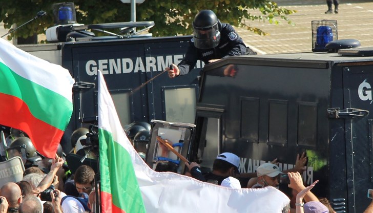 Все по-голяма бездна зейва между управляващите България и протестиращите граждани