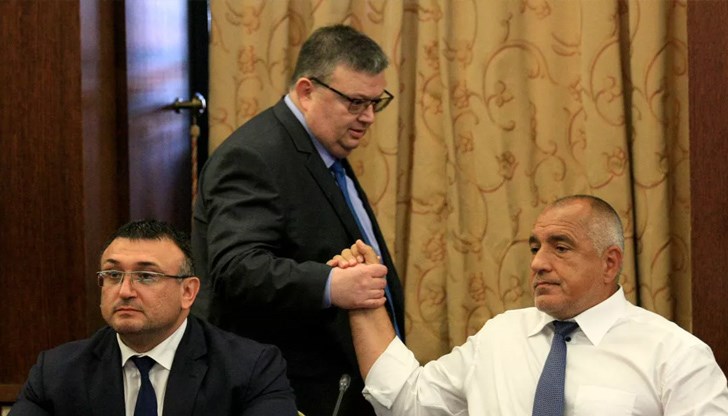 Госпожо Меркел, не се ли срамувате от този корумпиран човек?