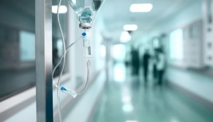 Роднини и приятели отнесоха тялото му заедно с болничното легло Роднини и приятели отнесоха тялото му заедно с болничното легло