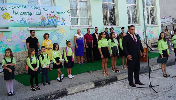 Бъдещите първокласници бяха посрещнати от приказни герои, които ги съпроводиха до класните им стаи за първи път