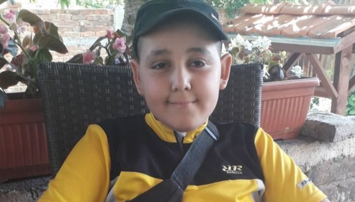 Дени е на 12 години и от една година се бори с рак на тимусната жлеза Дени е на 12 години и от една година се бори с рак на тимусната жлеза