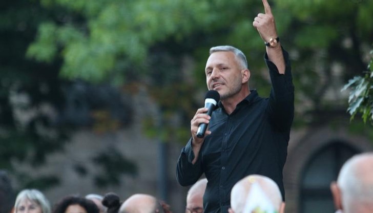 Хаджигенов: "Врагът е ГЕРБ. Единственият ни шанс е да се съберем всички заедно. Някой ден, когато можем да осигурим честни и прозрачни избори, разделете се на хиляди парчета - който какъвто иска да е. Сега единственият ни шанс е всички заедно" Хаджигенов: "Врагът е ГЕРБ. Единственият ни шанс е да се съберем всички заедно. Някой ден, когато можем да осигурим честни и прозрачни избори, разделете се на хиляди парчета - който какъвто иска да е. Сега единственият ни шанс е всички заедно"