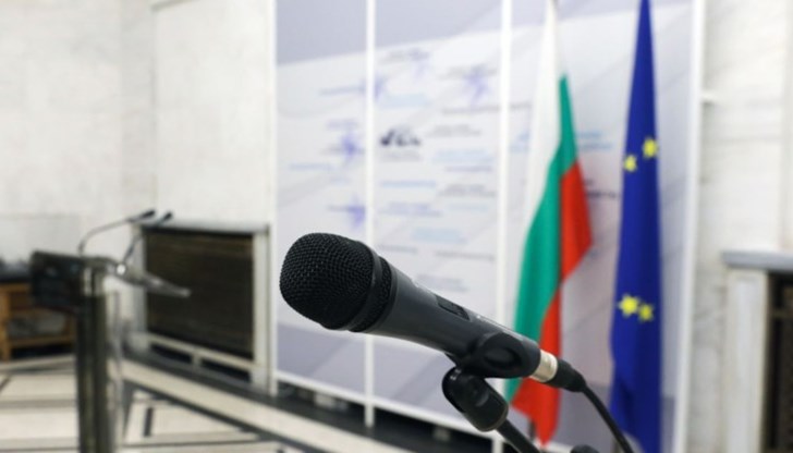 Журналистите могат да задават въпроси на депутатите на брифинги. Те често избират да не отговарят и си тръгват Журналистите могат да задават въпроси на депутатите на брифинги. Те често избират да не отговарят и си тръгват